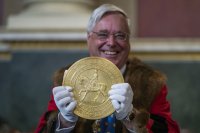 Златна монета с тегло 1 килограм ще бъде продадена на търг във Великобритания