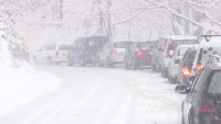 Огромно задръстване, силен снеговалеж и аварирали автомобили на "Петрохан" (ВИДЕО)