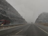 Навявания от сняг, силен вятър и мъгла на АМ "Струма" край Радомир