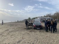 Луксозен автомобил заседна на Северния плаж в Бургас (СНИМКИ)
