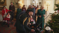 Коледа в двореца: Кралица Камила украси елха заедно с деца