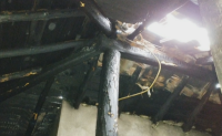 Горя сграда на социален дом в Твърдица, има поражения по покрива