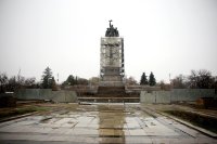 Падна оградата пред Паметника на Съветската армия в София