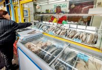 снимка 5 Преди Никулден: Опашки за риба на Женския пазар (Снимки)