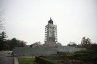 Паметникът на Съветската армия е допълнително обезопасен - ще бъде ли преместен?