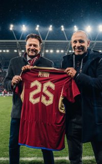 Швейцарският клуб Сервет Женева приветства Мартин Петров като специален гост за мача с Рома