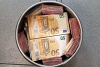 Митничари задържаха 45 000 евро, скрити в тенджера