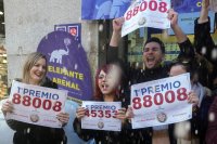 снимка 2 Испанската коледна лотария "Ел Гордо" раздаде 2,6 млрд. евро (Снимки)