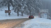 30 сантиметра сняг на прохода Шипка, пътят се обработва