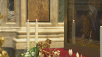 Папа Франциск дари Златната роза на иконата на Богородица