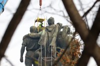 Изрязват още части: Втори ден от демонтажа на Паметника на Съветската армия