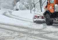 103 машини чистят снега в София, спряна е автобусна линия