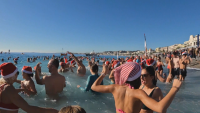 Предколедно къпане: Около 400 души влязоха в морето край Ница