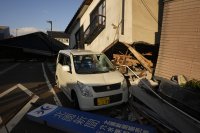 снимка 5 След мощния трус в Япония: Опашки за храна и вода в засегнатите райони (Снимки)