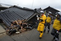 Продължава издирването на оцелели след опустошителния трус в Япония