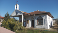 Полицай в отпуск предотврати кражба от църква в Поморие