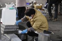 След мощния трус в Япония: Опашки за храна и вода в засегнатите райони (Снимки)