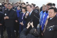 Лидерът на южнокорейската опозиция беше намушкан с нож