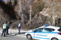 Жена загина след удар в дърво в Бургаско, две деца са в болница