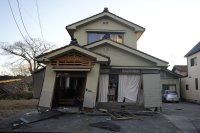 снимка 7 След мощния трус в Япония: Опашки за храна и вода в засегнатите райони (Снимки)