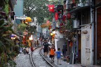 Улицата с влаковете в Ханой отново е отворена за посетители (СНИМКИ)