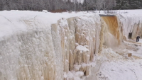 Ледени колони и стени на водопада Ягала в Естония