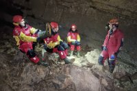 снимка 2 В капан под земята: Петима души са блокирани в пещера в Словения (СНИМКИ)