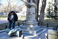Камери заснели извършителя на вандалския акт срещу паметника на граф Игнатиев