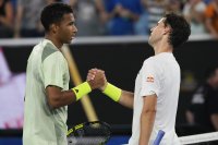 Феликс Оже-Алиасим победи Доминик Тийм в зрелищен петсетов двубой от първия кръг на Australian Open