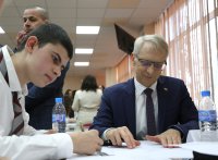 Премиерът решава задачи заедно с ученици във Варна