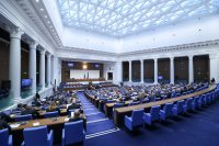 ГЕРБ, ПП-ДБ и ДПС внесоха промени в правилника на парламента, за да не може "Възраждане" да е начело на службите