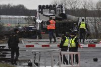 Един загинал и най-малко 16 ранени в катастрофа между влак и камион в Чехия