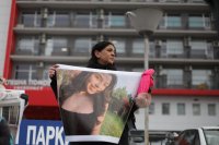 снимка 4 Протест пред "Пирогов": Майката на Даная настоява за оставката на директора