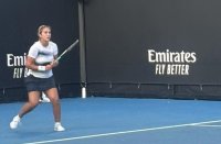Йоана Константинова отпадна във втория кръг на сингъл на Australian Open при девойките, но продължава на двойки