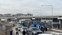 Земеделци блокираха движението на кръговото между Перник и София