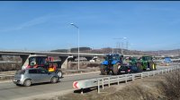 Протестът на фермерите от района на Перник затруднява движението на пътен възел "Драгичево"