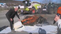 Протестиращи фермери запалиха огън на пътя София - Варна край Велико Търново