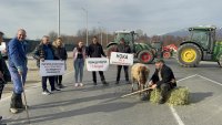 Земеделски производители и животновъди блокираха подбалканския път София - Бургас