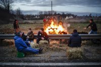 Блокадите на фермерите в различни части на Европа продължават (СНИМКИ)