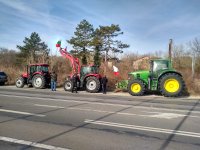 Земеделски производители от Варненско блокираха главни пътища на четири места в областта