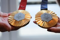 В Париж показаха олимпийските медали, в които са вградени частици от Айфеловата кула