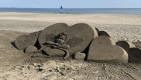 Пясъчна фигура на Купидон се появи на плажа в Бургас (СНИМКИ)