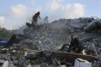Близо 100 души са убити при нови масирани израелски удари срещу Газа