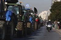 Недоволни гръцки фермери поемат към Атина за протест