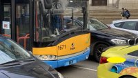 Две жени са пострадали при катастрофа между тролейбус и такси в София