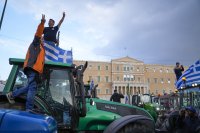Атина е под блокада на тракторите на недоволните фермери