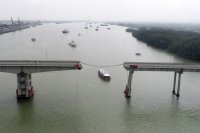 Петима души загинаха в Китай след сблъсък на товарен кораб в мост