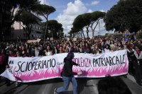 Обща стачка за правата на жените се провежда в цяла Италия (СНИМКИ)