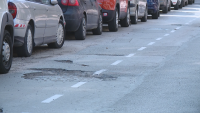Пореден абсурд във Варна: Поставиха маркировка за зелена зона на улица, осеяна с дупки