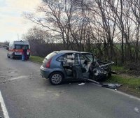 Жена загина в катастрофа на пътя Бургас - Средец, тежко ранени са децата ѝ (СНИМКИ)